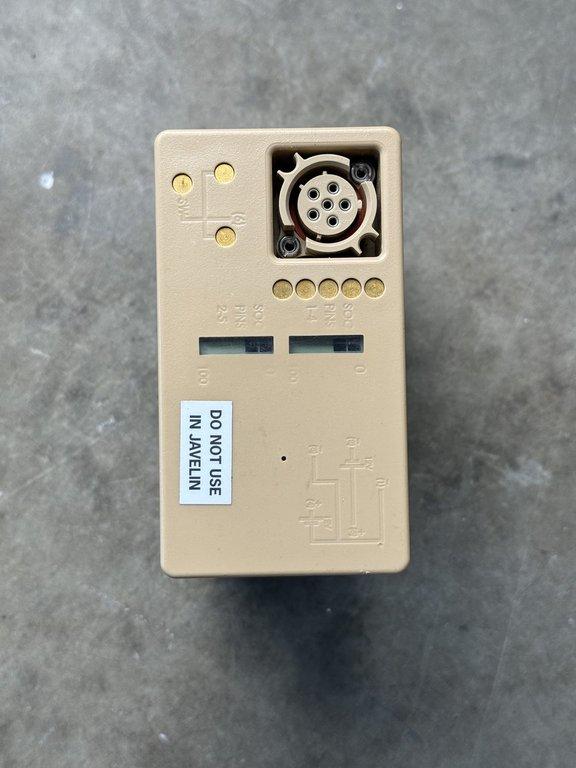 Top hat seated on a BB-2590 showing the connector and state-of-charge indicators